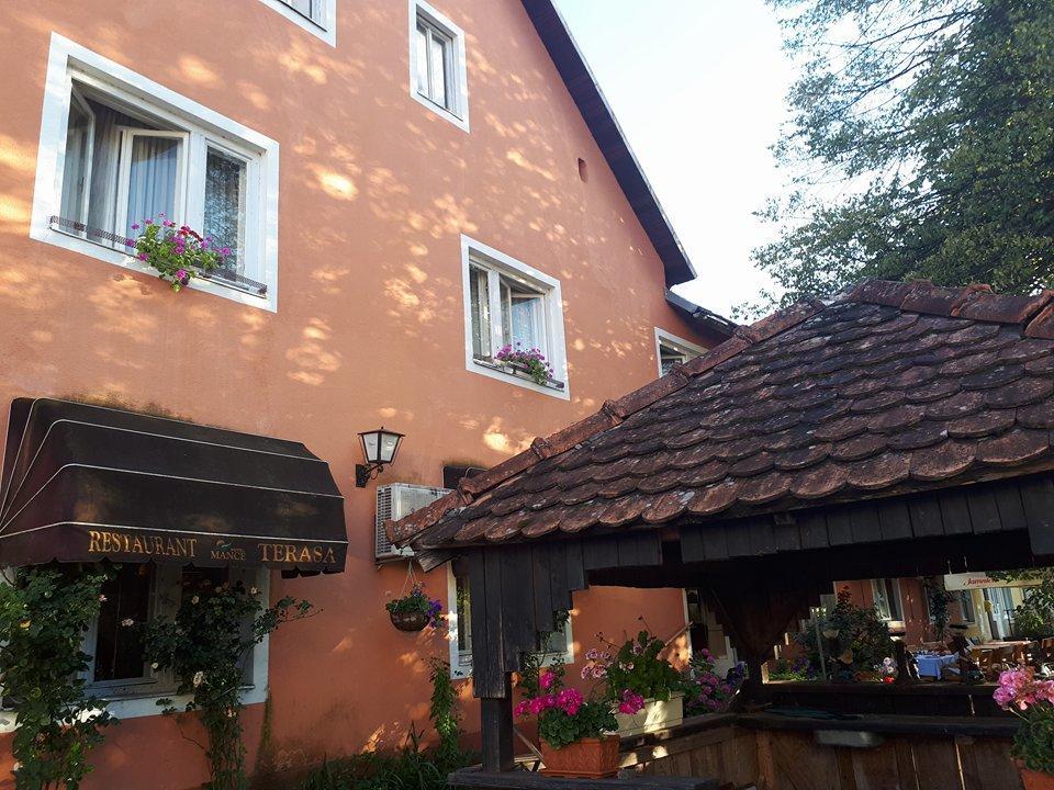 Hotel Mance Brod na Kupi Exteriör bild